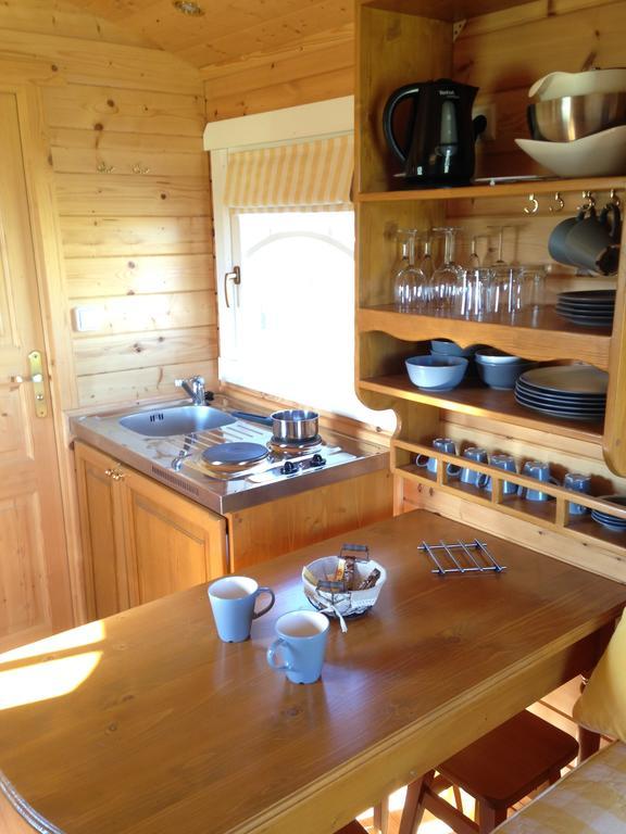 Les Roulottes-Gites De La Ferme De L'Autruche Dromoise Livron-sur-Drôme Habitación foto