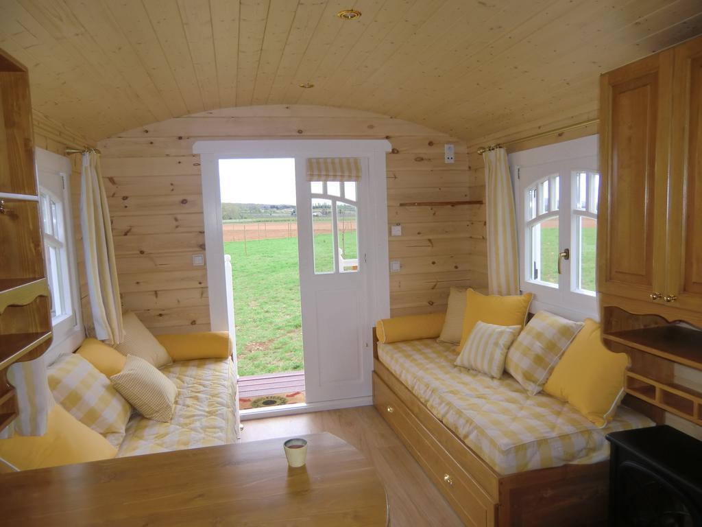 Les Roulottes-Gites De La Ferme De L'Autruche Dromoise Livron-sur-Drôme Habitación foto